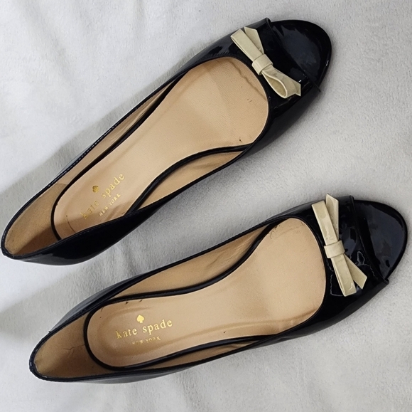 Kate Spade NY Patent Leather Wedge Shoes Low Beige Bow Peep Toe Summer Designer - Picture 2 of 10